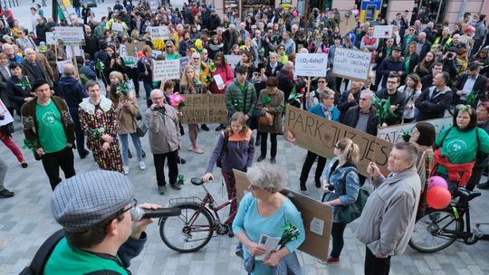 "Park już jest". Marsz przeciwko budowie bloków na górkach czechowskich w Lublinie [zdjęcia]