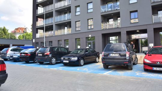 Parking przed blokiem tylko z miejscami dla niepełnosprawnych. Wiadomo dlaczego powstał