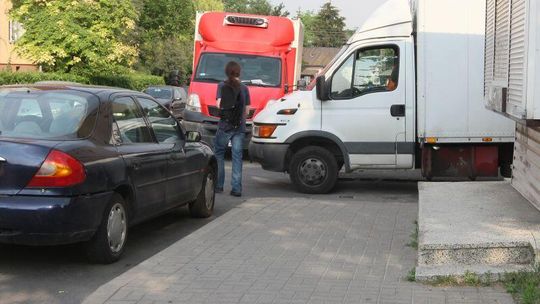 Parking przy Globusie: Kierowcy nie chcą płacić. Parkują, gdzie popadnie