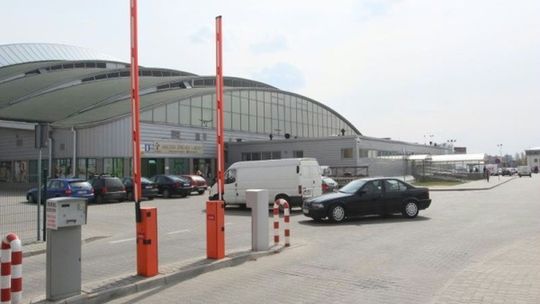 Parking przy Globusie: Płacisz więcej, parkujesz mniej
