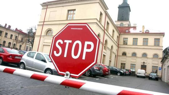 Parking VIP przy ratuszu. 280 zł dziennie na sprzątanie