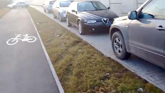 Parkingowa samowolka gości Cavaliady. "Zastawiali chodniki, rozjeżdżali zieleńce"