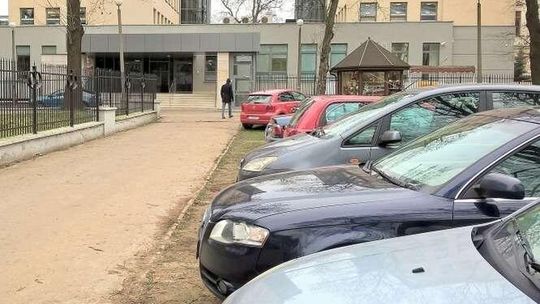 Parkingowa samowolka w centrum. Samochody stają przy CSK i ul. Ewangelickiej