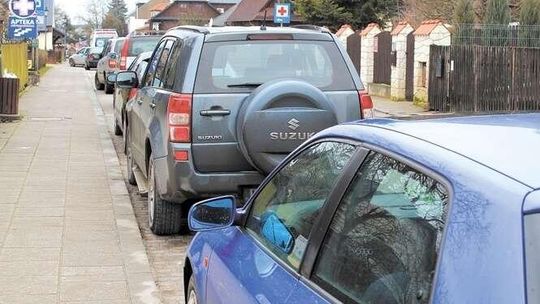 Parkingowy bałagan w Kazimierzu Dolnym. Mieszkańcy narzekają na turystów