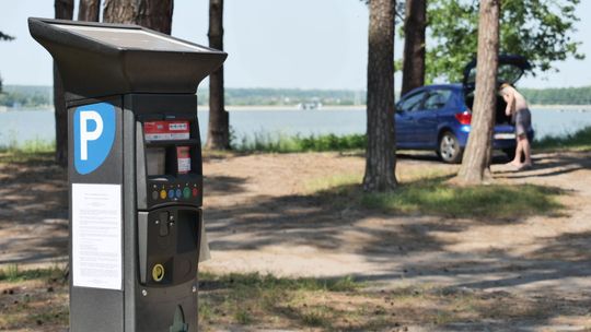 Parkomaty nad Zalewem Zemborzyckim. Lepiej nie parkować tu na gapę