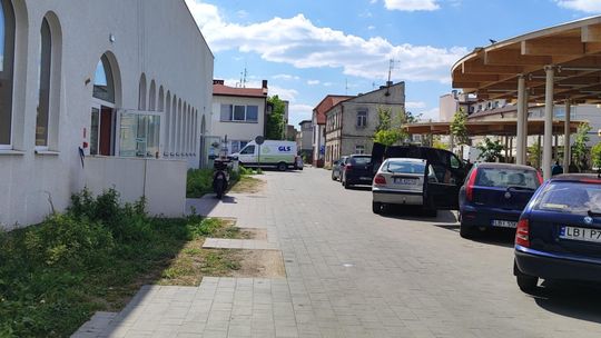 Parkują jak chcą. ZGL uporządkuje ruch przy babskim rynku 