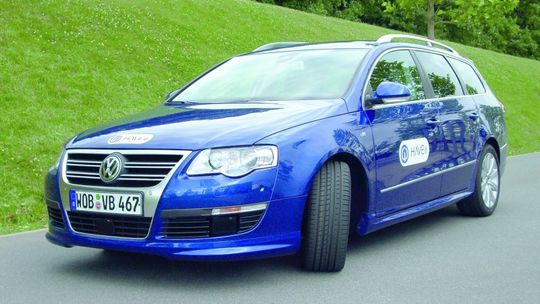 Parkuje, jedzie i krawaty wiąże!