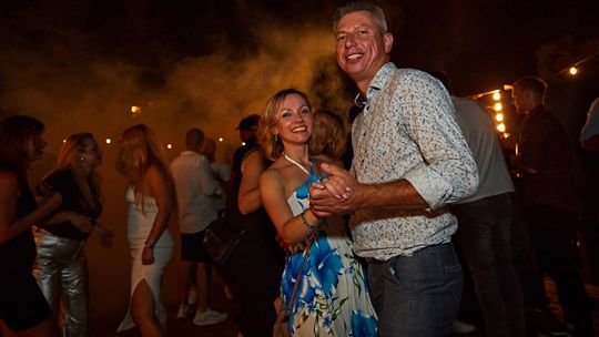 Parno, duszno i głośno. Party na tarasie.