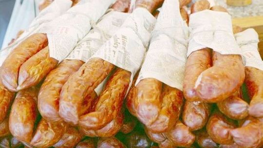 Parówkowi skrytożercy z urzędu miasta. Mięso miało trafić do dzieci, gdzie się podziało?