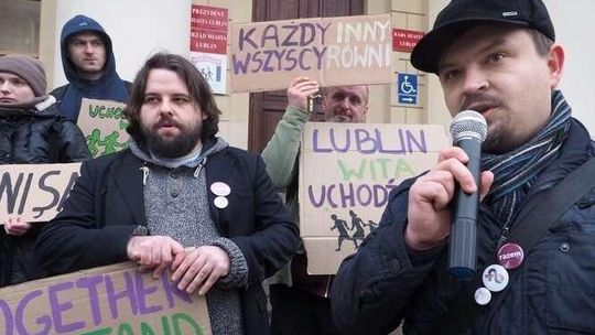 Partia Razem z transparentami na manifestacji. „Lublin wita uchodźców”