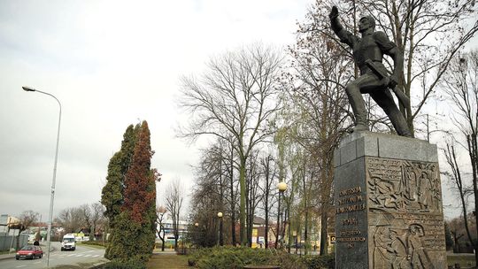 Partyzant na pomniku w Kraśniku jest zły, ale Pola jeszcze gorsza