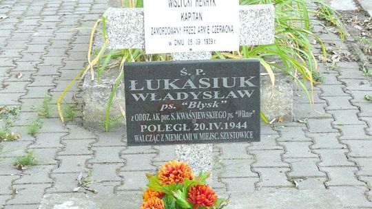 Partyzant przewraca się w cudzym grobie