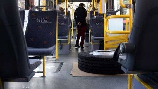Pasażer rozebrał się do naga w autobusie miejskim. Krzyczał i darł pieniądze