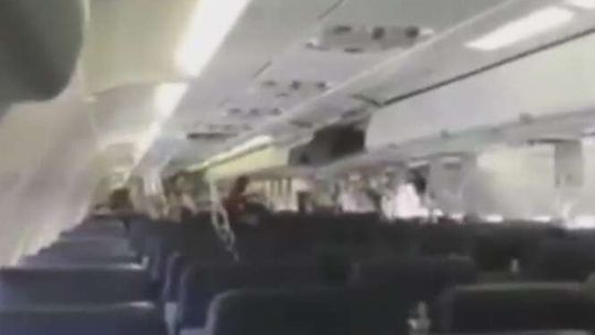 Pasażer wyssany z pokładu samolotu. Prawdopodobnie doszło do eksplozji (wideo)