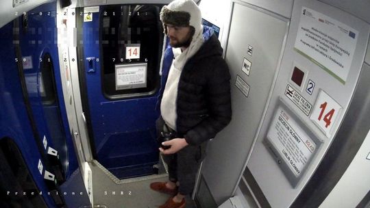 Pasażer zasnął w pociągu Szczecin - Lublin, wtedy ten mężczyzna wkroczył do akcji. Nagrała go kamera