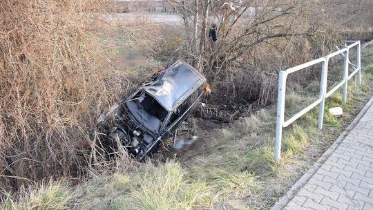 Passat w rowie, dwoje młodych ludzi w szpitalu. 23-latek jechał z narkotykami