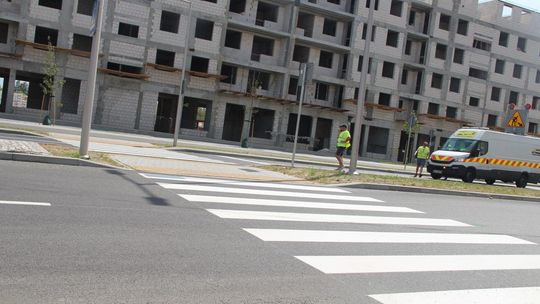 Pasy namalowane, drzewka posadzone. Ulica Armii Krajowej stroi się na otwarcie 