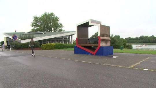 "Patriotyczna ławka" za 100 tysięcy złotych, deszczu nie przetrwała