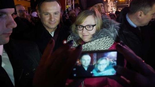 Patriotyczne Śpiewanie z Andrzejem Dudą w Świdniku. Każdy chciał zdjęcie z prezydentem
