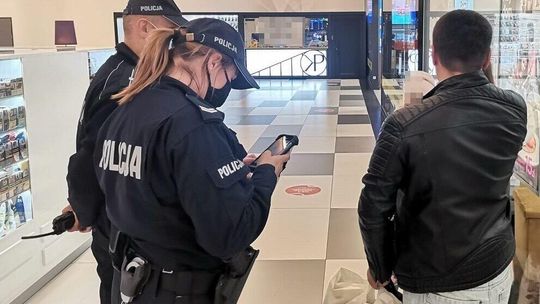 Patrole policji w galeriach handlowych: A maseczka gdzie?