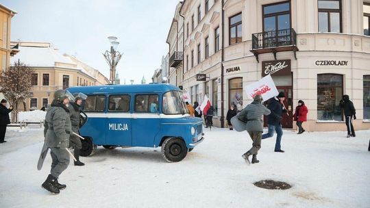 Patrole ZOMO w centrum Lublina. Rocznica wprowadzenia stanu wojennego