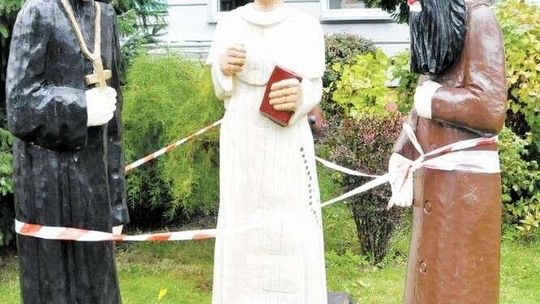 Paulin stracił głowę. Ale już wrócił w całości do rabina i batiuszki