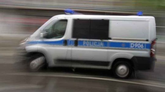 Pawia: Samochód rozbił się na drzewie, kierowca nie żyje