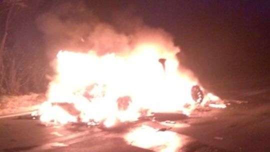 Pawłów: Zderzenie dwóch samochodów, jeden doszczętnie spłonął