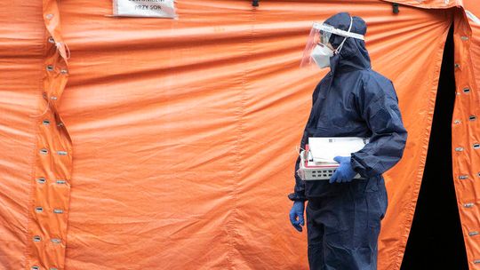 Październik najgorszym miesiącem pandemii.  "Licznik zakażonych" pokazał już 50 mln osób