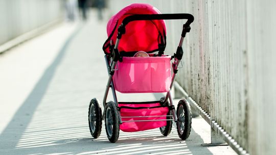 Pchał wózek środkiem jezdni. Nie dość, że pijany, to jeszcze agresywny