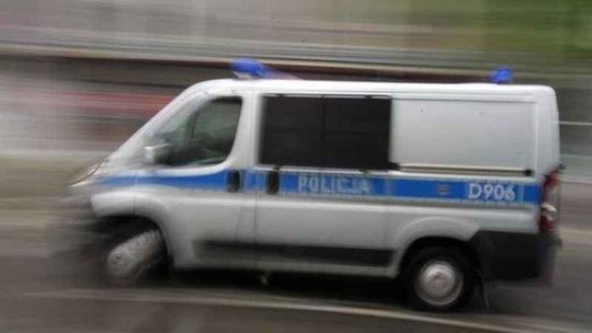 Pchał zepsuty samochód, został potrącony. 26-latek zginął na miejscu