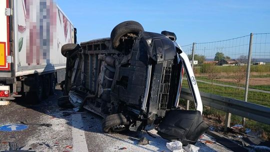 Pechowa seria kolizji na S17. Ranny policjant trafił do szpitala