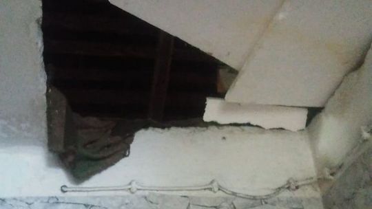 Pechowa wpadka złodzieja. Spadł z sufitu prosto w ręce policjantów