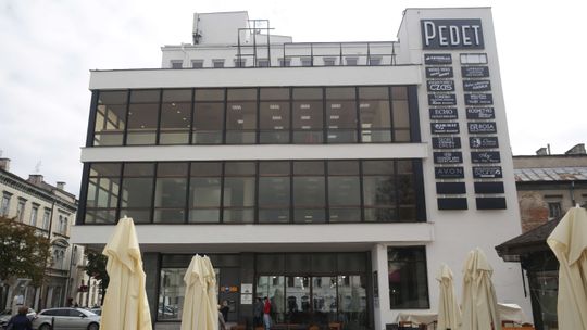 Pedet wyładniał. Zniknęły pstrokate reklamy, właściciel szuka najemców