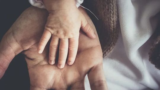 Pediatra: Dzieci mogą zakazić się koronawirusem i go rozsiewają, ale są bezpieczne