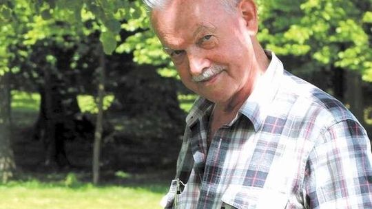 "Pedofil grasuje". Obraźliwe kartki na osiedlu, kto szkaluje społecznika?