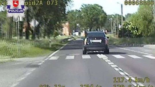 Pędził 122 km/h w terenie zabudowanym. Zabrali mu prawo jazdy (wideo)