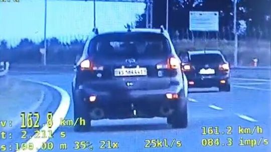 Pędził po alkoholu i wiózł dwójkę dzieci