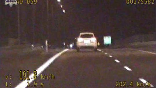Pędził ponad 200 km na godzinę, wyprzedził policję