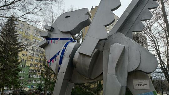 Pegaz na LSM ozdobiony włóczką. Urodzinowa akcja na osiedlu. Zdjęcia