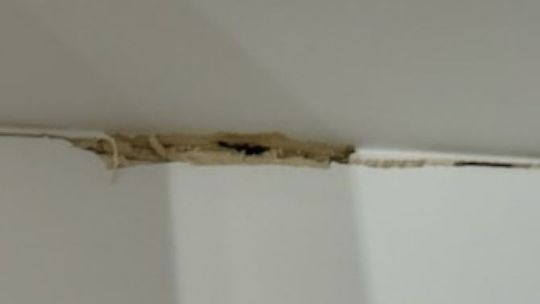 Pękające ściany w bloku przy ul. Wędrownej. Nadzór budowlany wkracza do akcji