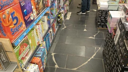 Pękła posadzka w Empiku w Galerii Olimp. "To nie zagraża bezpieczeństwu ludzi"