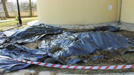 Pękła rura, przy kościele pod Lublinem wykopali kości