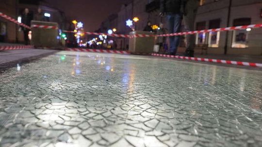 Pękła szyba w "oknie czasu" na deptaku. Ktoś ją uszkodził? "Sprawdzamy to"