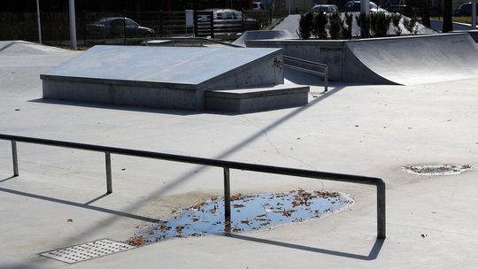 Pęknięcia w nawierzchni skateparku. Radny pyta o ekspertyzę 