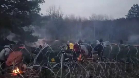 Pełna napięcia noc na granicy. Namioty, zasieki, ogniska