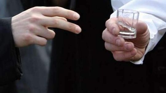 Pępkowe w szkolnej kotłowni. Woźny dostał w twarz od dyrektora?