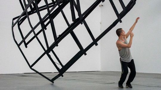 Performance Filipa Kijowskiego w Galerii Labirynt