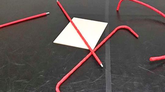 Performans "Działanie z kształtami"