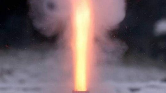 Petarda rzucona z balkonu uderzyła 16-latka. Poparzyła mu szyję